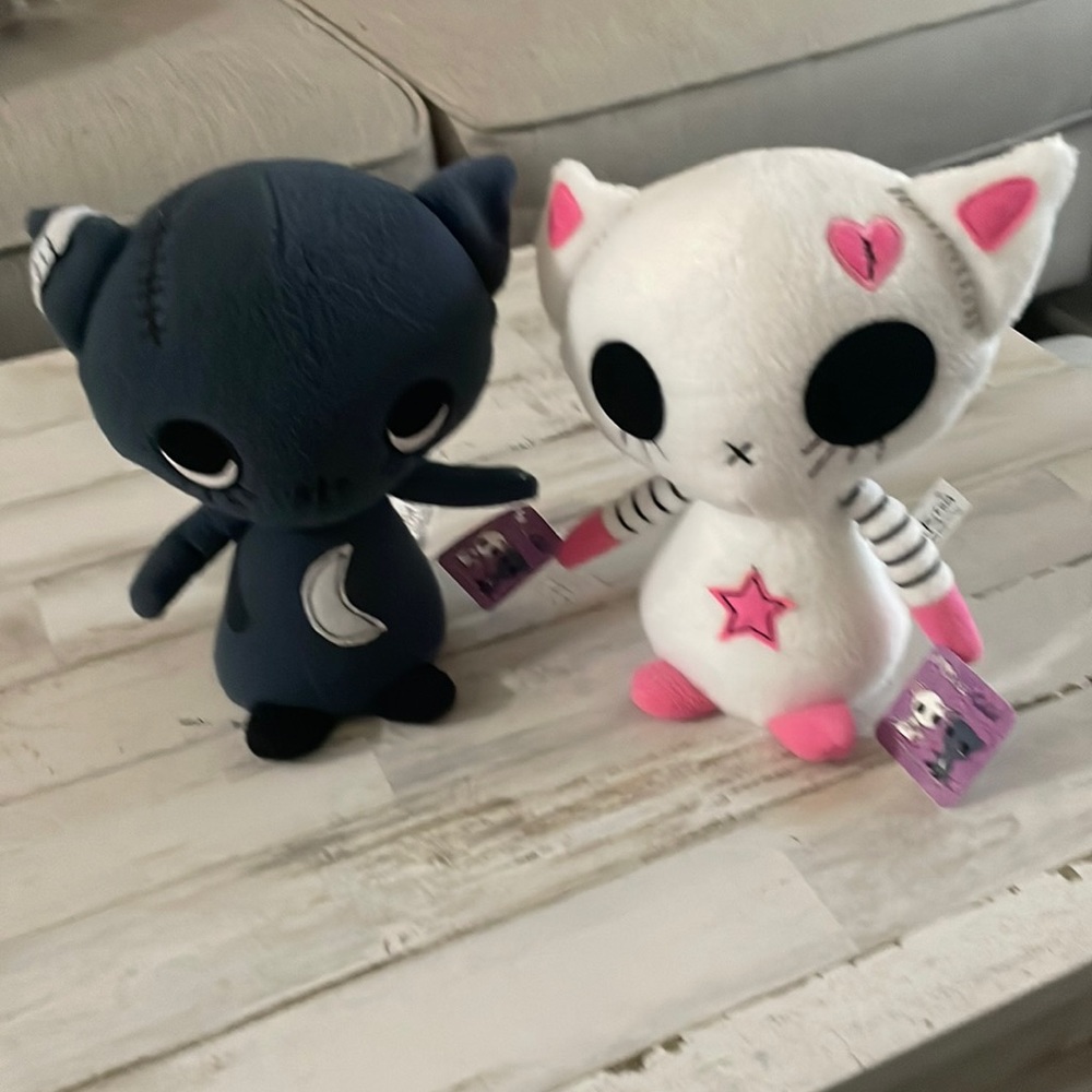 Gus Fink Miko & Cola plush cat sculpture.